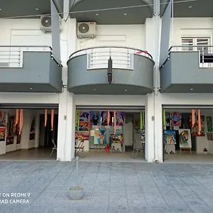 https://artistic-rent-rooms-apartments.hotelschalkidiki.net